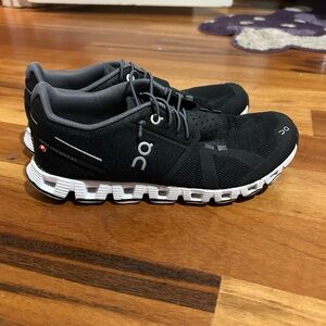 Black n white onclouds size 6 women’s